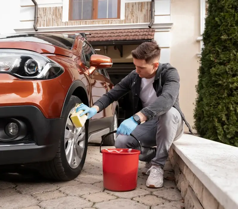Lavage auto à domicile Mons-en-Laonnois : professionnel intervenant sur un véhicule